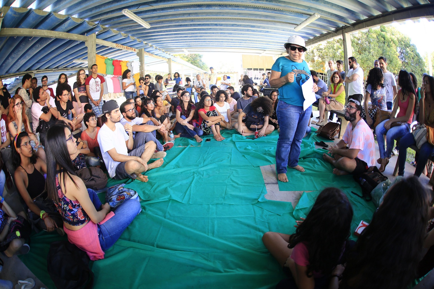 Professores e alunos se reúnem na praça da Didática I para discutir a comunicação interpessoal na universidade (Fotos: Adilson Andrade/Ascom UFS)